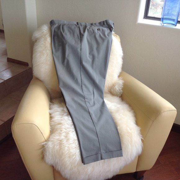 Roundtree & Yorke Classic Fit 48 x 32 Pleated Front, Cuffed Leg, Dress Pants - Picture 3 of 7